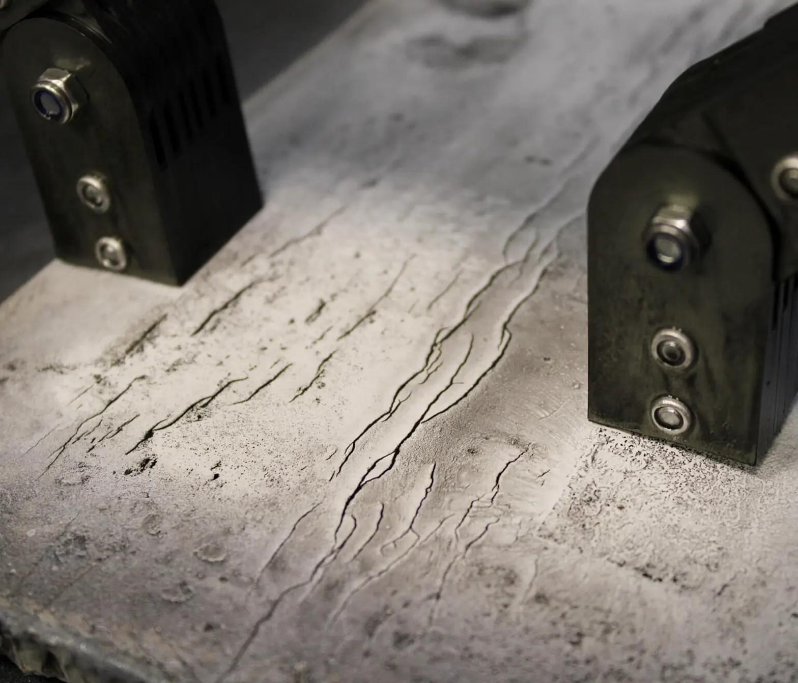 Eletroímã portátil para detecção de defeitos por partículas magnéticas EMA-100